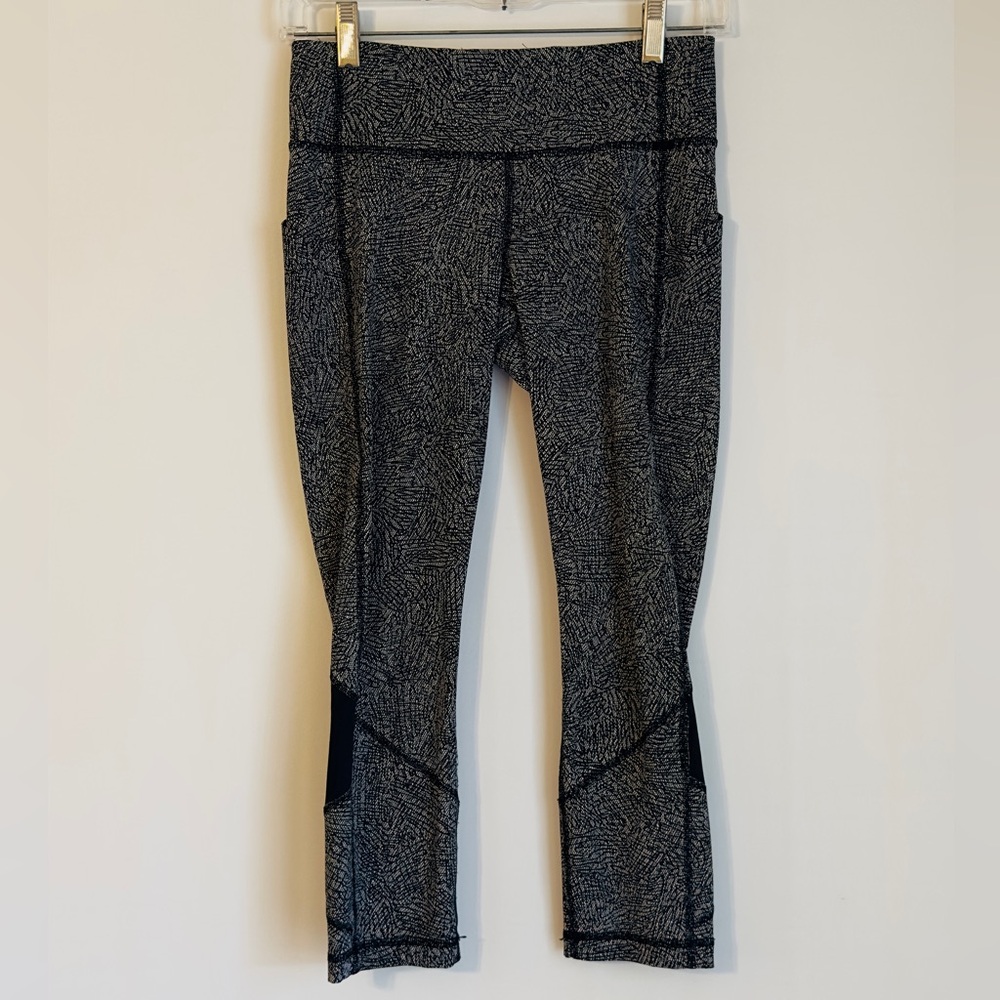 Lululemon Athletica Pace Rival Cropped Black and White Patterned Leggings Size 4